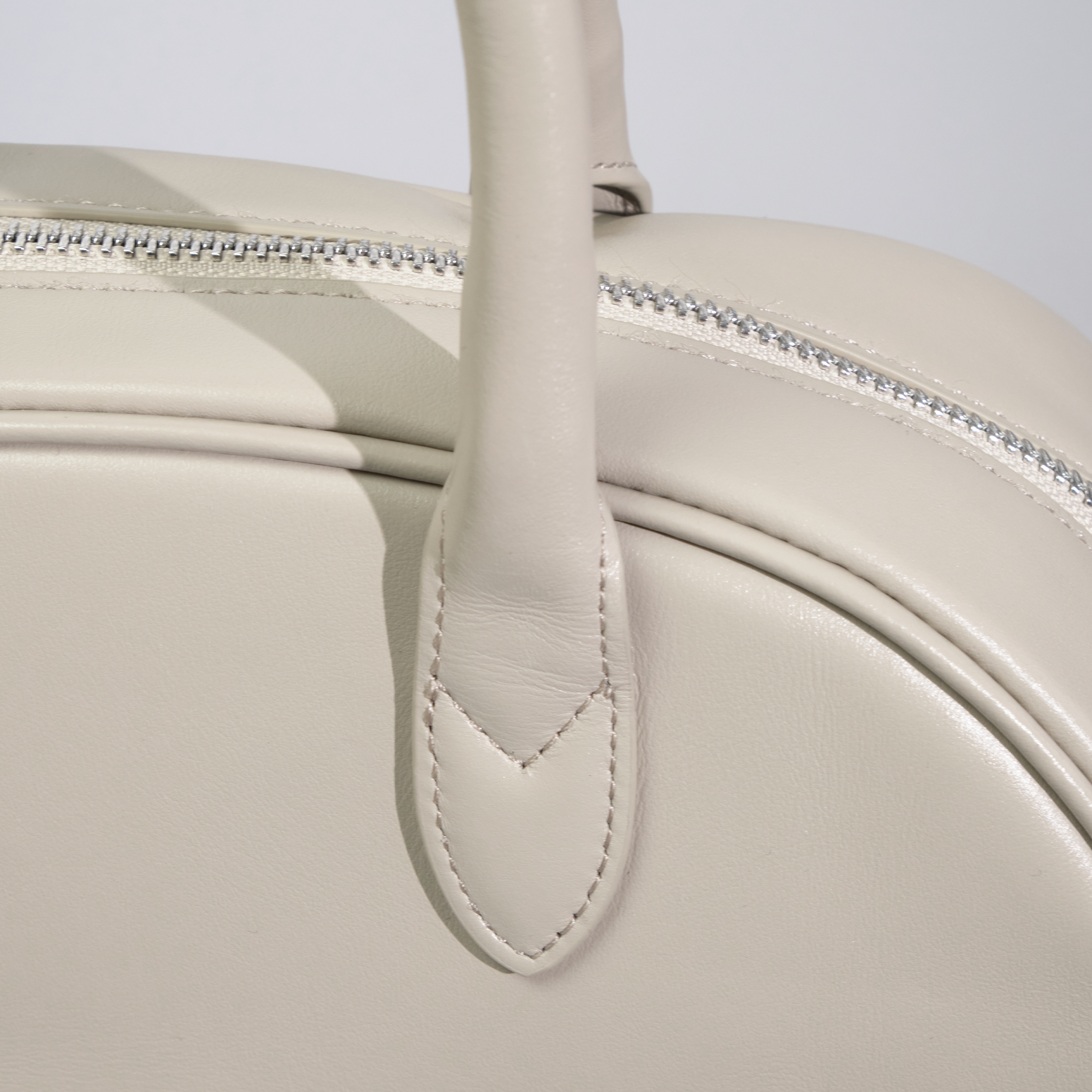 Half Moon Hand Bag / ハーフムーンバッグ（ブラック・ベージュ）