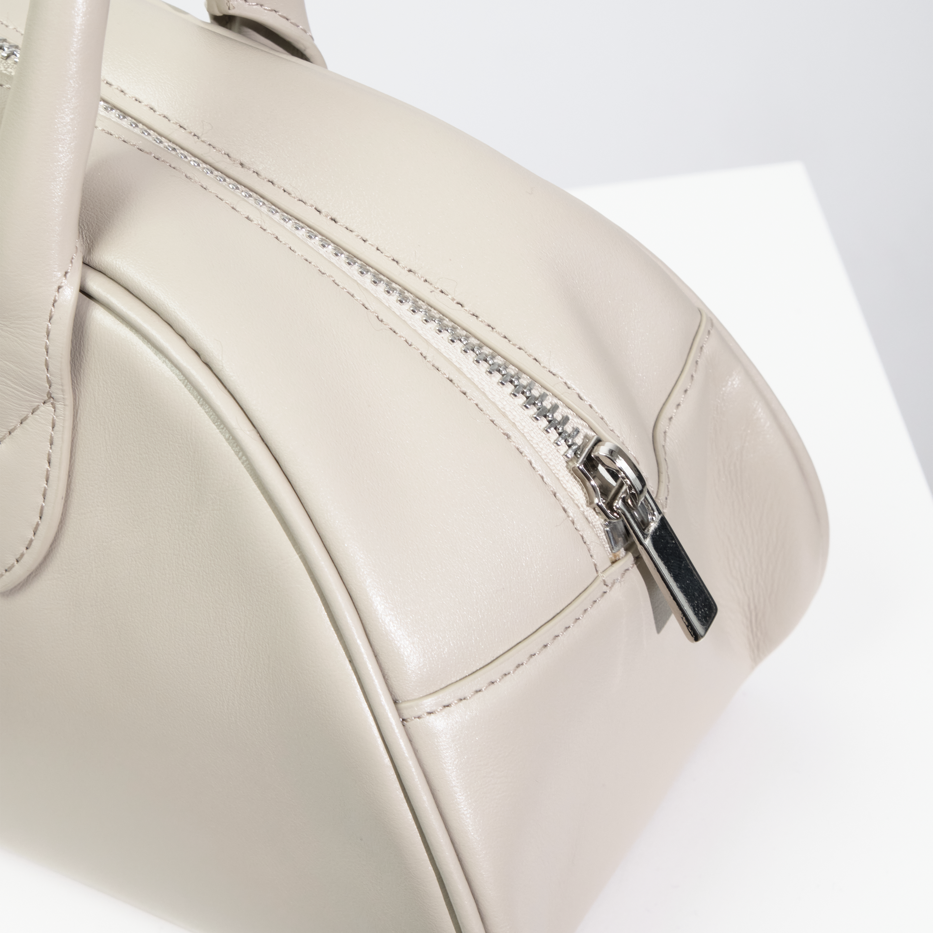 Half Moon Hand Bag / ハーフムーンバッグ（ブラック・ベージュ）