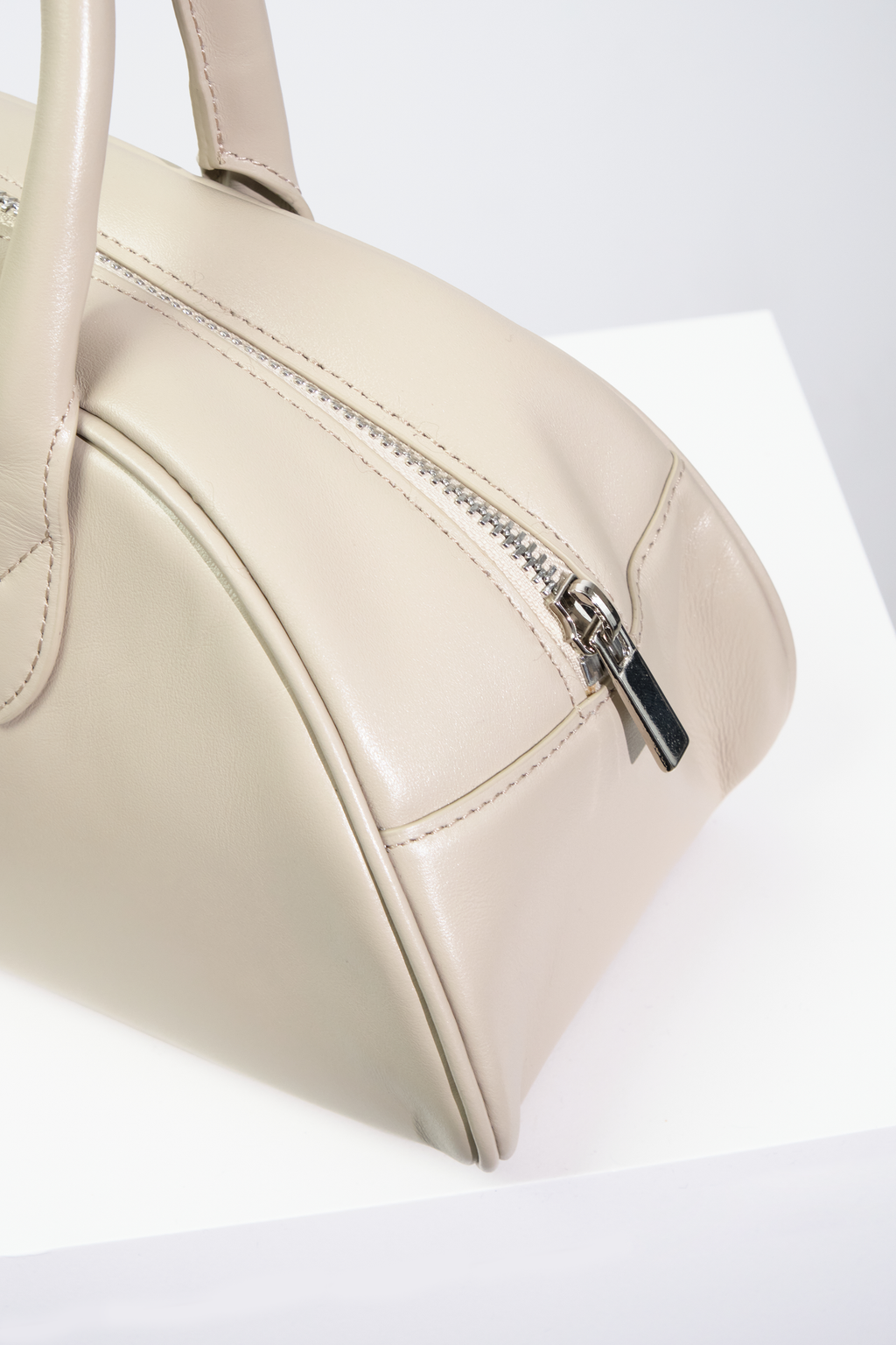 Half Moon Hand Bag / ハーフムーンバッグ（ブラック・ベージュ）