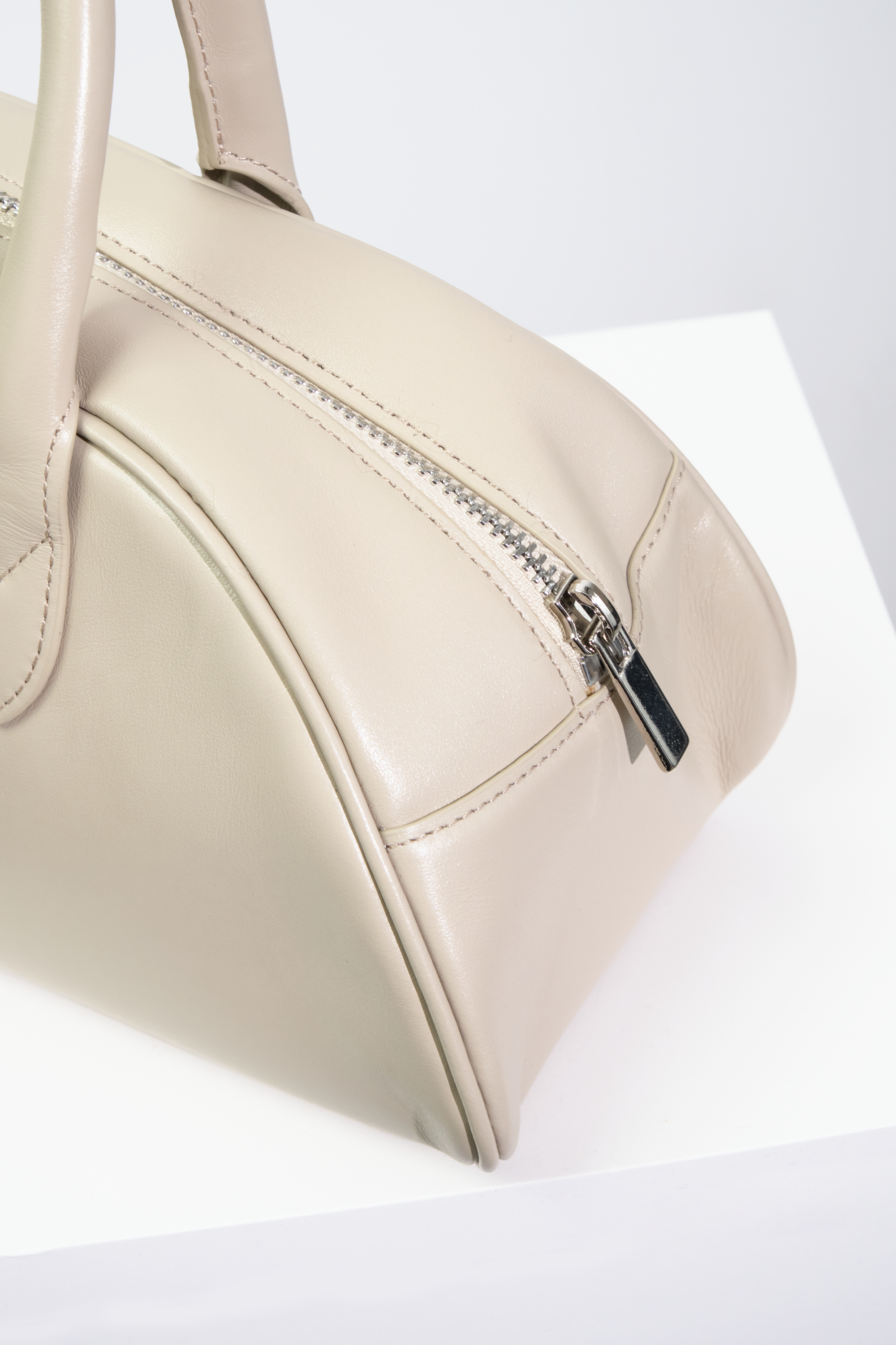 Half Moon Hand Bag / ハーフムーンバッグ（ブラック・ベージュ）
